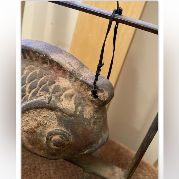 Old Japanese Art Sculpture Hanging Pottery & Metal Fish With Stand - Picture 5 of 7
